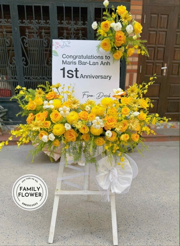 Kệ hoa khung tranh tone vàng chúc mừng sinh nhật ở Linh Lang Ba Đình Hà Nội