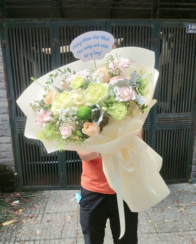 Bó hoa tone xanh nhạt tặng chúc mừng - FAMILY FLOWER