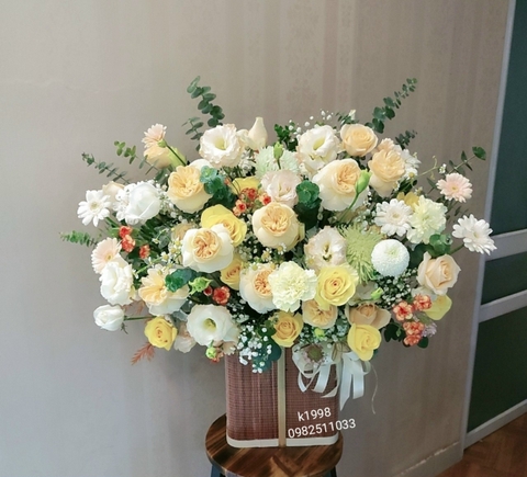 Lẵng hoa tone trắng chúc mừng sinh nhật mẹ ở Cầu Giấy - Hà Nội . Hoa tươi Hà Nội