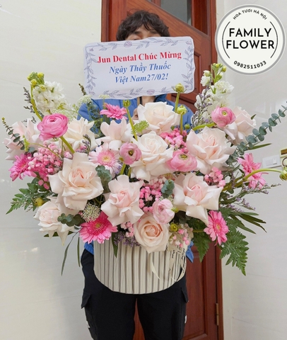 Lẵng hoa chúc mừng bạn bè, người thân dịp mùng 8 tháng 3 tại Hà Nội.