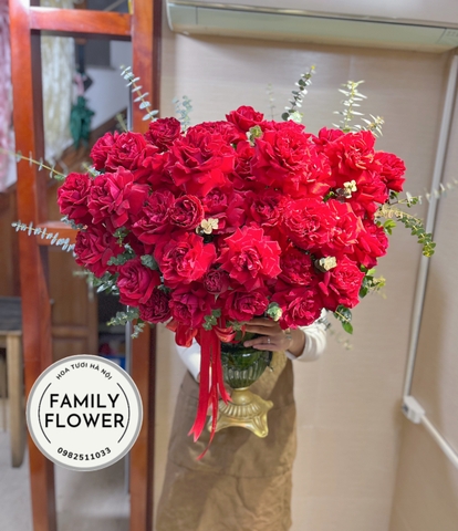 Bình hoa hồng đỏ tặng đối tác nhân dịp mùng 8 tháng 3 ! Mua hoa 8 tháng 3
