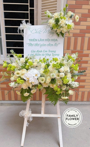 Kệ hoa khung tranh tone xanh lá chúc mừng triển lãm ! Hoa khung tranh Hà Nội