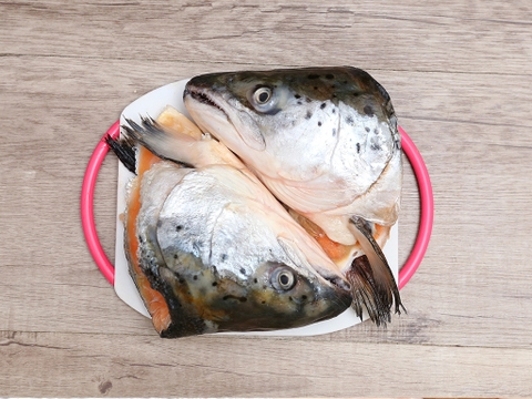 Đầu cá hồi tươi túi 1kg (300g - 500g/cái)