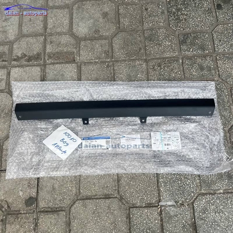 Ốp nhựa cản sau Ford Ranger 2023 nhỏ chính hãng