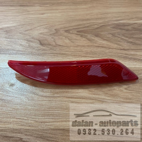 [Ảnh thật] Đèn phản quang trên cản sau Ford Fiesta 2011 4 cửa - DK43515M0A