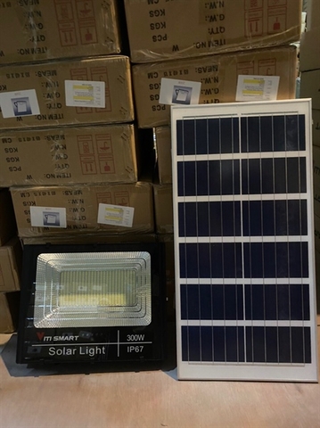 Đèn pha năng lượng mặt trời Viti Smart 300W