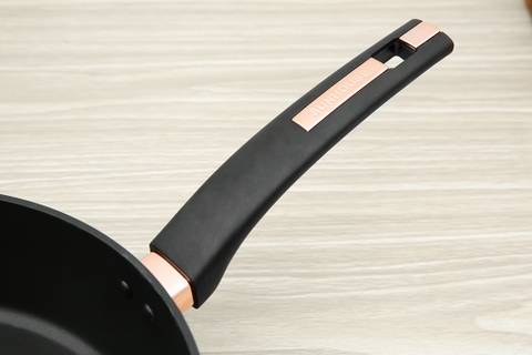 Chảo chống dính ultra Titanium Sunhouse ST30B