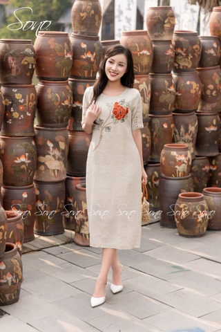 SONO - Đầm linen nút bọc tay thêu hoa mẫu đơn