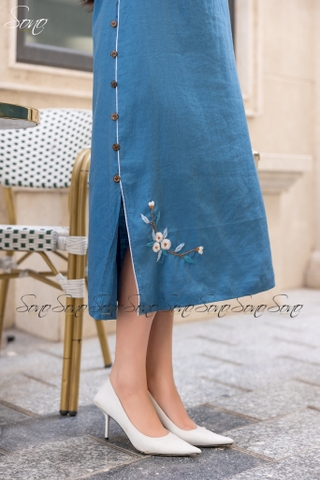 SONO - Đầm linen nút bên viền trắng thêu