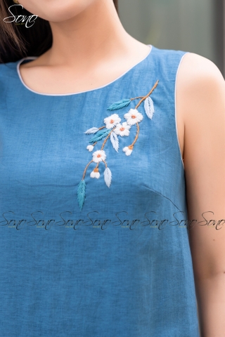 SONO - Đầm linen nút bên viền trắng thêu