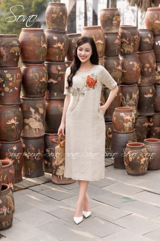 SONO - Đầm linen nút bọc tay thêu hoa mẫu đơn