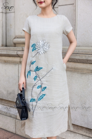 SONO - Đầm linen thêu cúc trắng nút gỗ sau