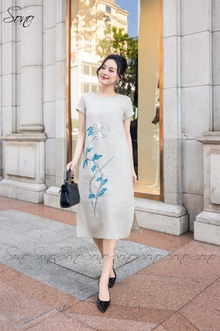 SONO - Đầm linen thêu cúc trắng nút gỗ sau