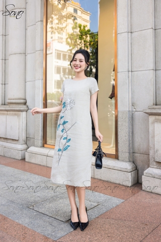 SONO - Đầm linen thêu cúc trắng nút gỗ sau