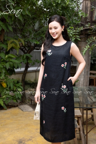 SONO - Đầm sát nách thêu cụm hoa trắng