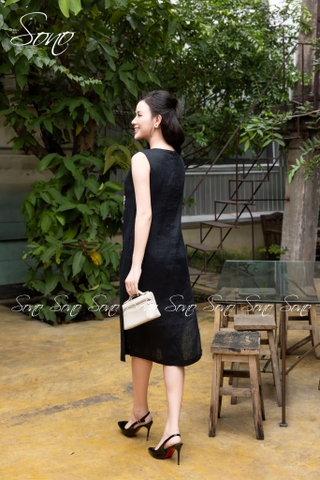 SONO - Đầm sát nách thêu cụm hoa trắng