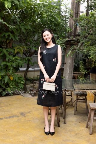 SONO - Đầm sát nách thêu cụm hoa trắng