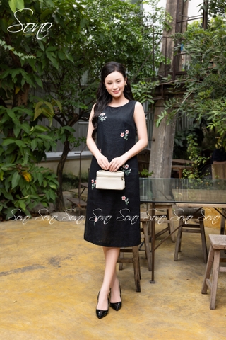 SONO - Đầm sát nách thêu cụm hoa trắng