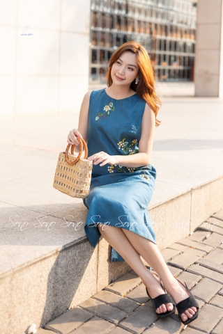 SONO - Đầm linen sát nách thêu hoa chấm màu