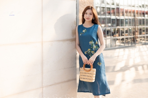 SONO - Đầm linen sát nách thêu hoa chấm màu