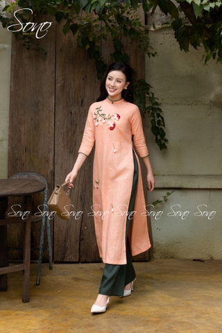 SONO - Áo dài cam sữa viền xanh thêu cành hoa đỏ