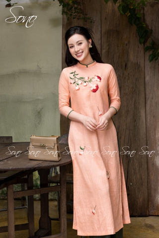 SONO - Áo dài cam sữa viền xanh thêu cành hoa đỏ
