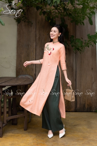 SONO - Áo dài cam sữa viền xanh thêu cành hoa đỏ