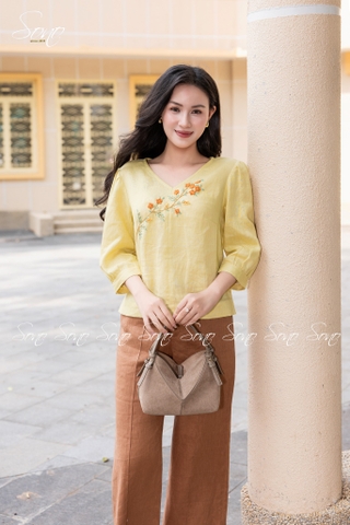 SONO - Áo linen cổ tim tay lỡ thêu hoa sim