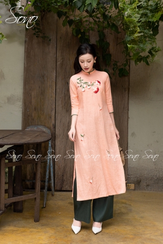 SONO - Áo dài cam sữa viền xanh thêu cành hoa đỏ