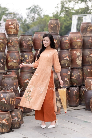 SONO - Áo dài cam loang thêu hoa bướm nút bọc xẻ tay