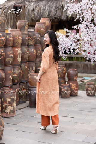 SONO - Áo dài cam loang thêu hoa bướm nút bọc xẻ tay