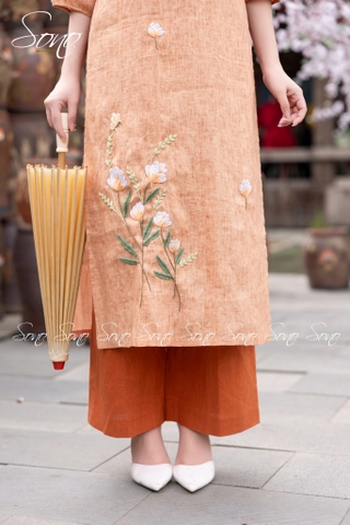 SONO - Áo dài cam loang thêu hoa bướm nút bọc xẻ tay