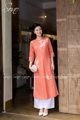 SONO - Áo dài linen cam thêu bông trắng