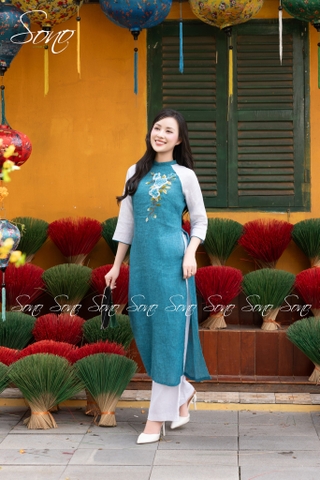 SONO - Áo dài xanh dương loang thêu hoa hồng phối tay trắng