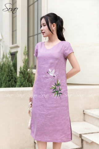 SONO - Đầm linen cổ tim thêu trúc và hạc