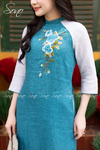 SONO - Áo dài xanh dương loang thêu hoa hồng phối tay trắng