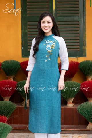 SONO - Áo dài xanh dương loang thêu hoa hồng phối tay trắng