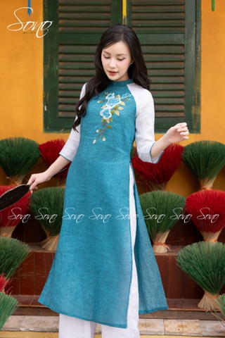 SONO - Áo dài xanh dương loang thêu hoa hồng phối tay trắng