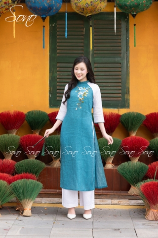 SONO - Áo dài xanh dương loang thêu hoa hồng phối tay trắng