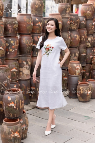 SONO - Đầm trắng thêu hoa hồng trà
