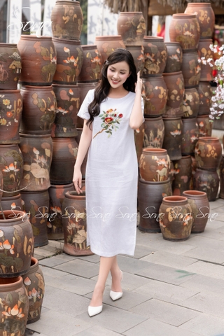 SONO - Đầm trắng thêu hoa hồng trà