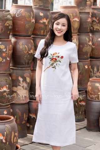 SONO - Đầm trắng thêu hoa hồng trà