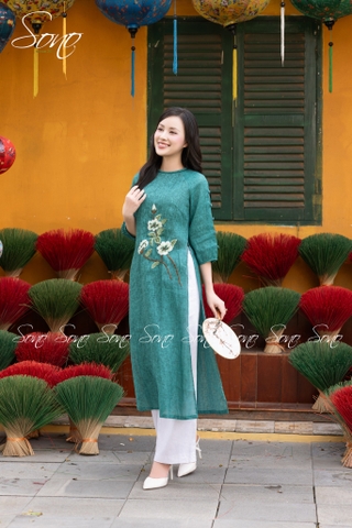SONO - Áo dài xanh lá loang thêu 3 hoa nút bọc xẻ tay