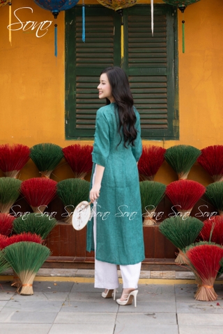 SONO - Áo dài xanh lá loang thêu 3 hoa nút bọc xẻ tay