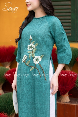 SONO - Áo dài xanh lá loang thêu 3 hoa nút bọc xẻ tay