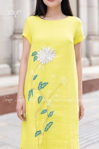 SONO - Đầm linen thêu cúc trắng nút gỗ sau