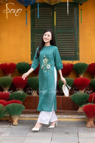 SONO - Áo dài xanh lá loang thêu 3 hoa nút bọc xẻ tay