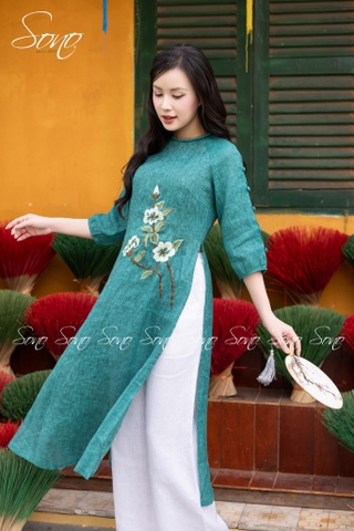 SONO - Áo dài xanh lá loang thêu 3 hoa nút bọc xẻ tay