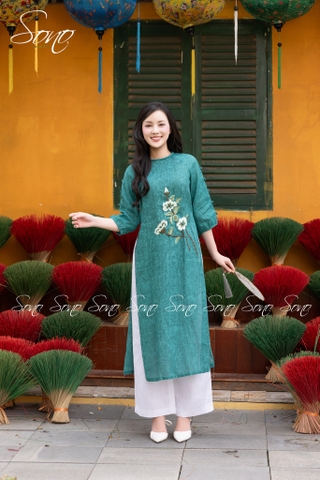 SONO - Áo dài xanh lá loang thêu 3 hoa nút bọc xẻ tay