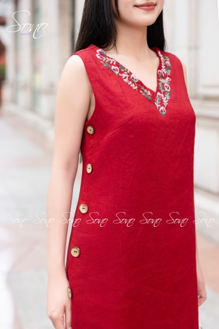 SONO - Đầm linen nút gỗ bên thêu viền cổ tim